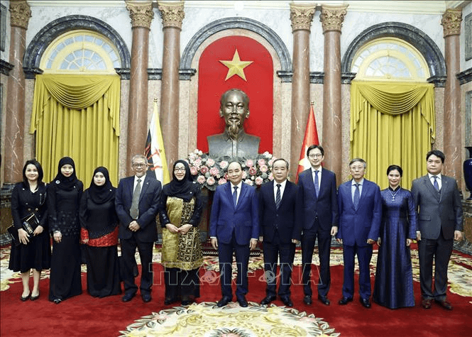 Chủ tịch nước Nguyễn Xuân Phúc tiếp các Đại sứ Azerbaijan, Brunei trình Quốc thư