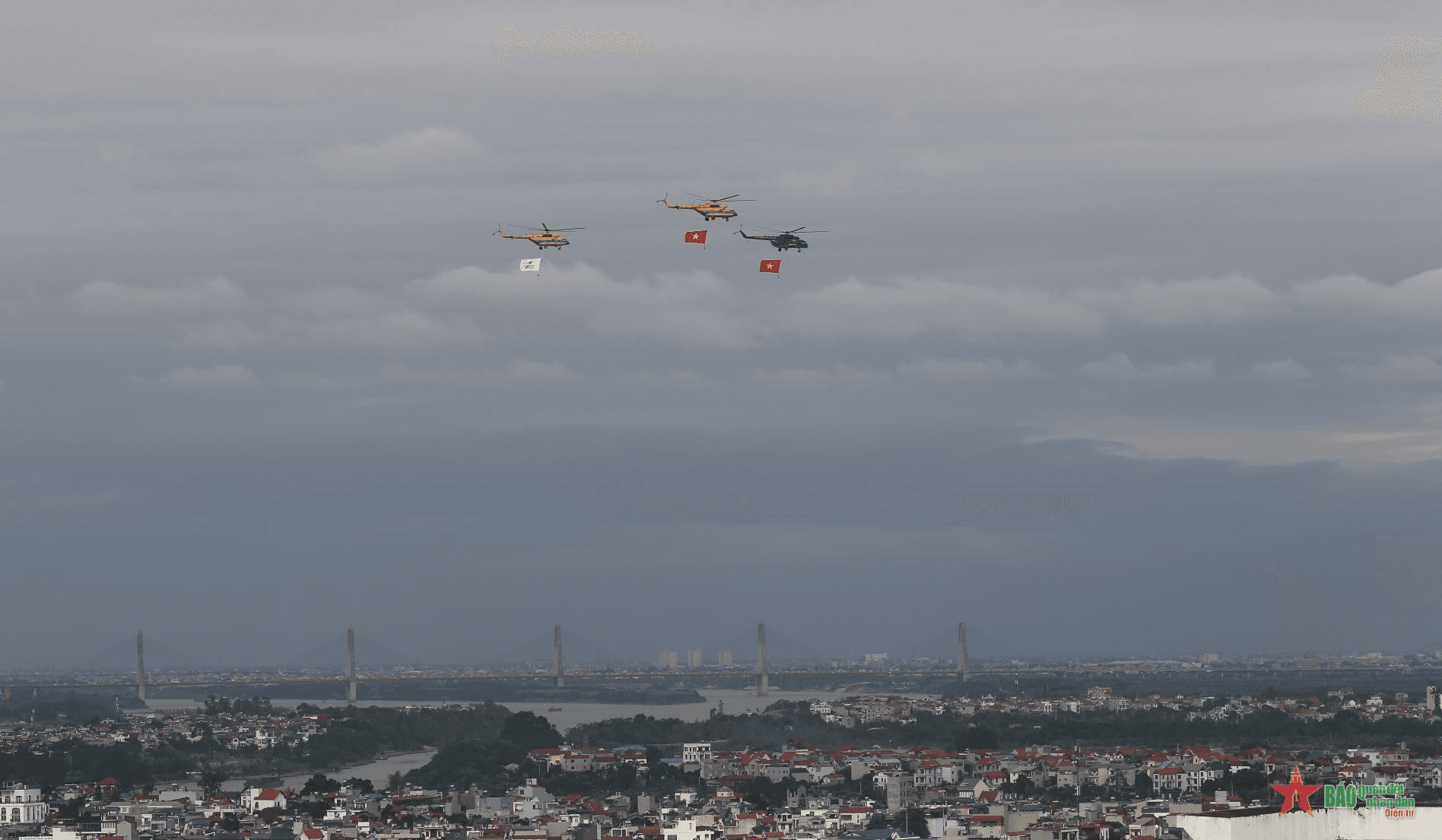 Mãn nhãn với các khoa mục biểu diễn của máy bay Su-30MK2 trên bầu trời Hà Nội