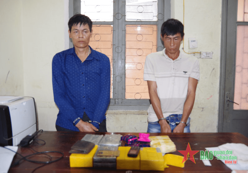 Bộ đội Biên phòng tỉnh Điện Biên bắt giữ 2 đối tượng vận chuyển 12 bánh heroin 

​