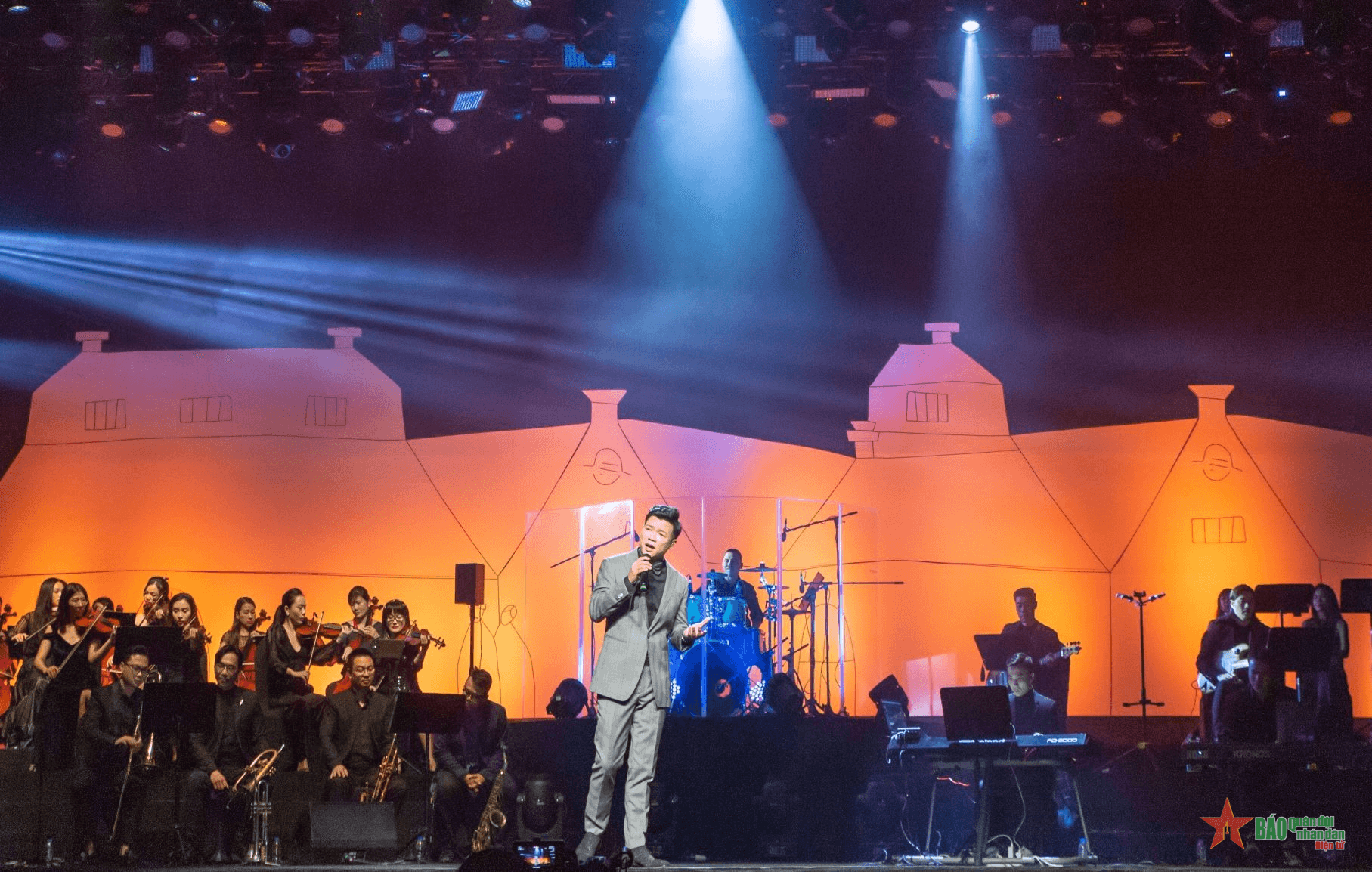Ngả về những ký ức đẹp đẽ về Hà Nội trong live concert của Vũ Thắng Lợi