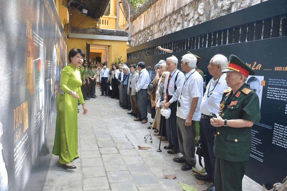 Bài 2: Sống trong tù kiên trung, bất khuất – ở ngoài đời tình nghĩa, thủy chung
