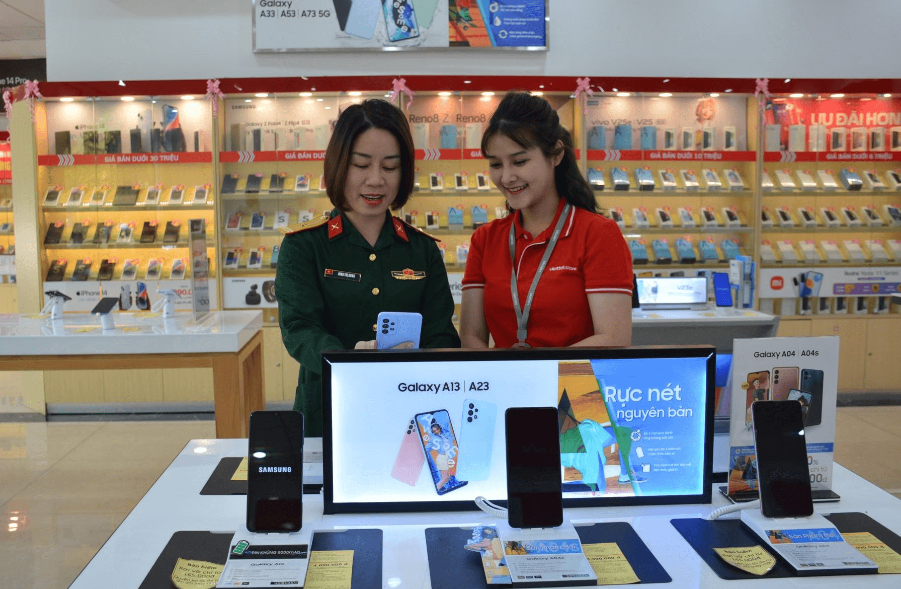 Người chèo lái Viettel Store