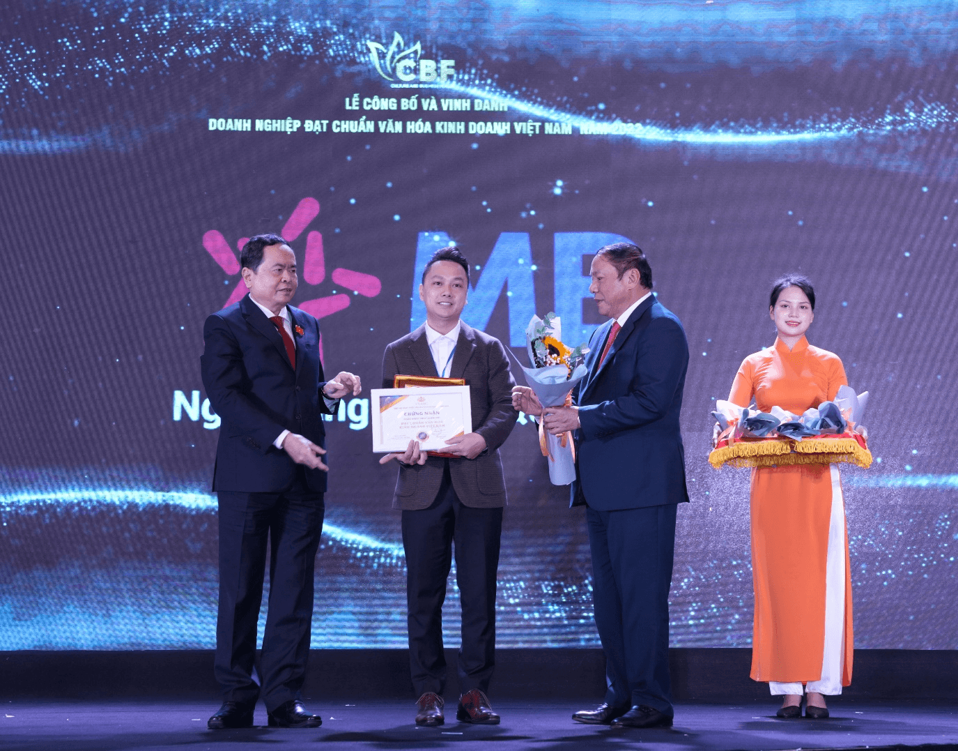 MB được vinh danh “Doanh nghiệp đạt chuẩn văn hóa kinh doanh Việt Nam” 2022