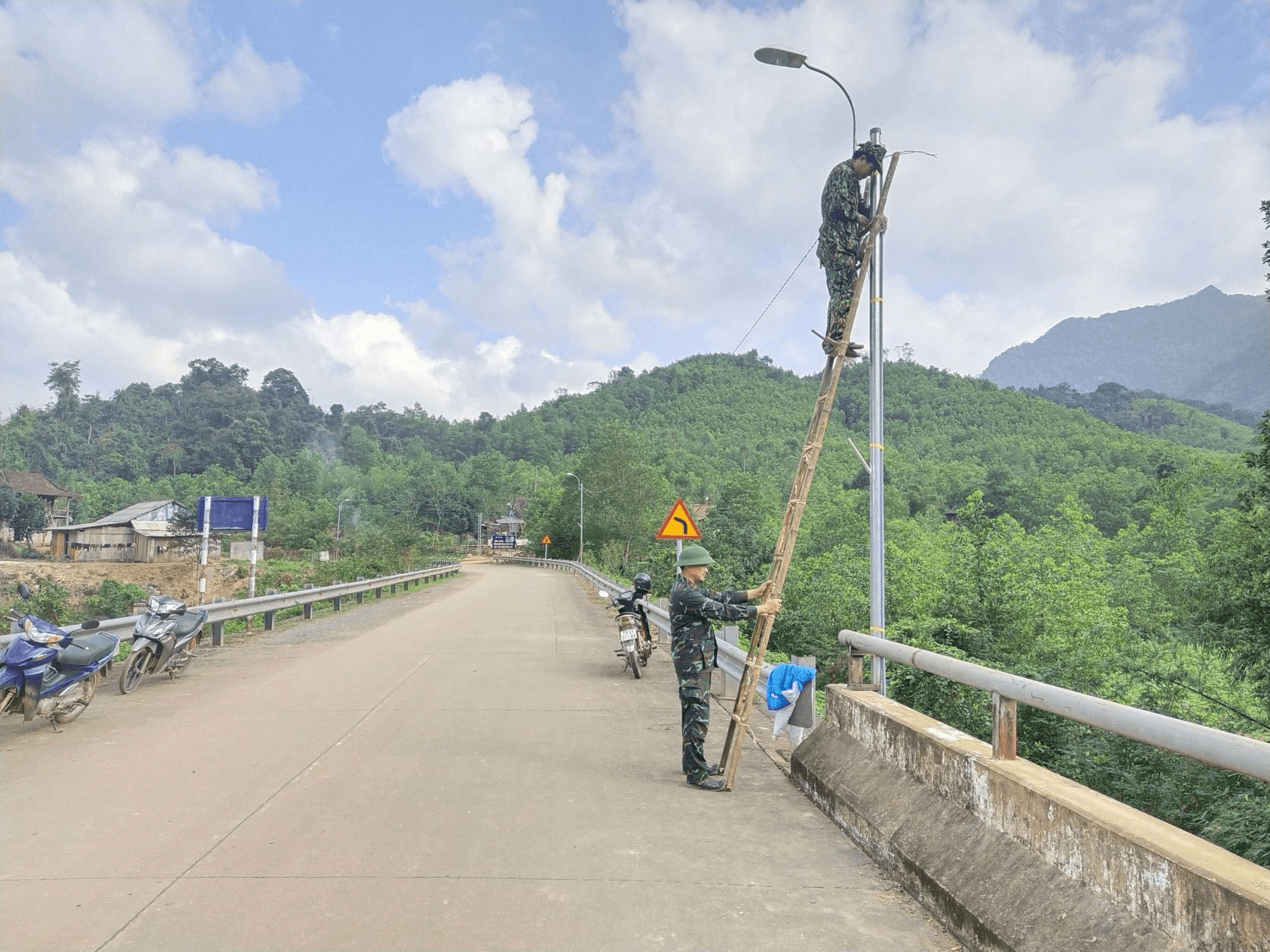 Đồn Biên phòng Làng Mô tích cực giúp đỡ nhân dân biên giới