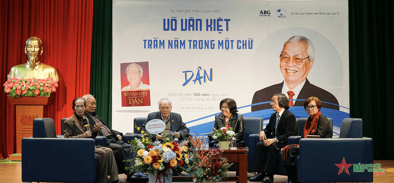 Giới thiệu cuốn sách “Võ Văn Kiệt 100 năm trong một chữ dân”