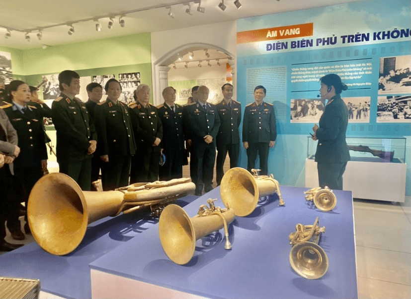 Trưng bày hơn 200 tài liệu, hình ảnh, hiện vật về Hà Nội - Điện Biên Phủ trên không