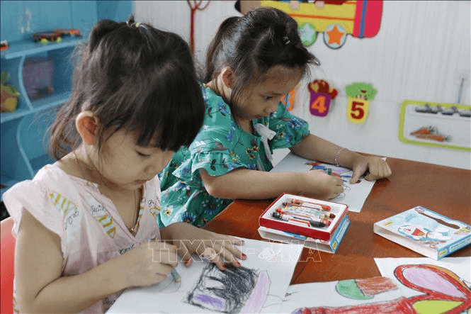 Vẽ tranh tặng chú bộ đội