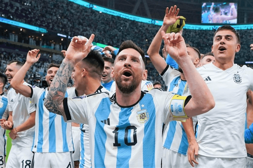 Thư từ Qatar: Trái bóng lăn theo điệu vũ của những M10