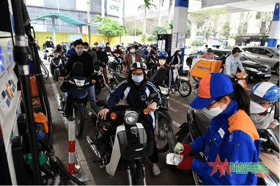 Từ 15 giờ chiều nay (12-12), giá xăng dầu đồng loạt giảm, về mức thấp nhất trong năm 2022