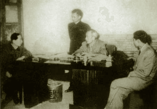 Ngày 15-12-1954: Bác đến thăm Bệnh viện Bạch Mai