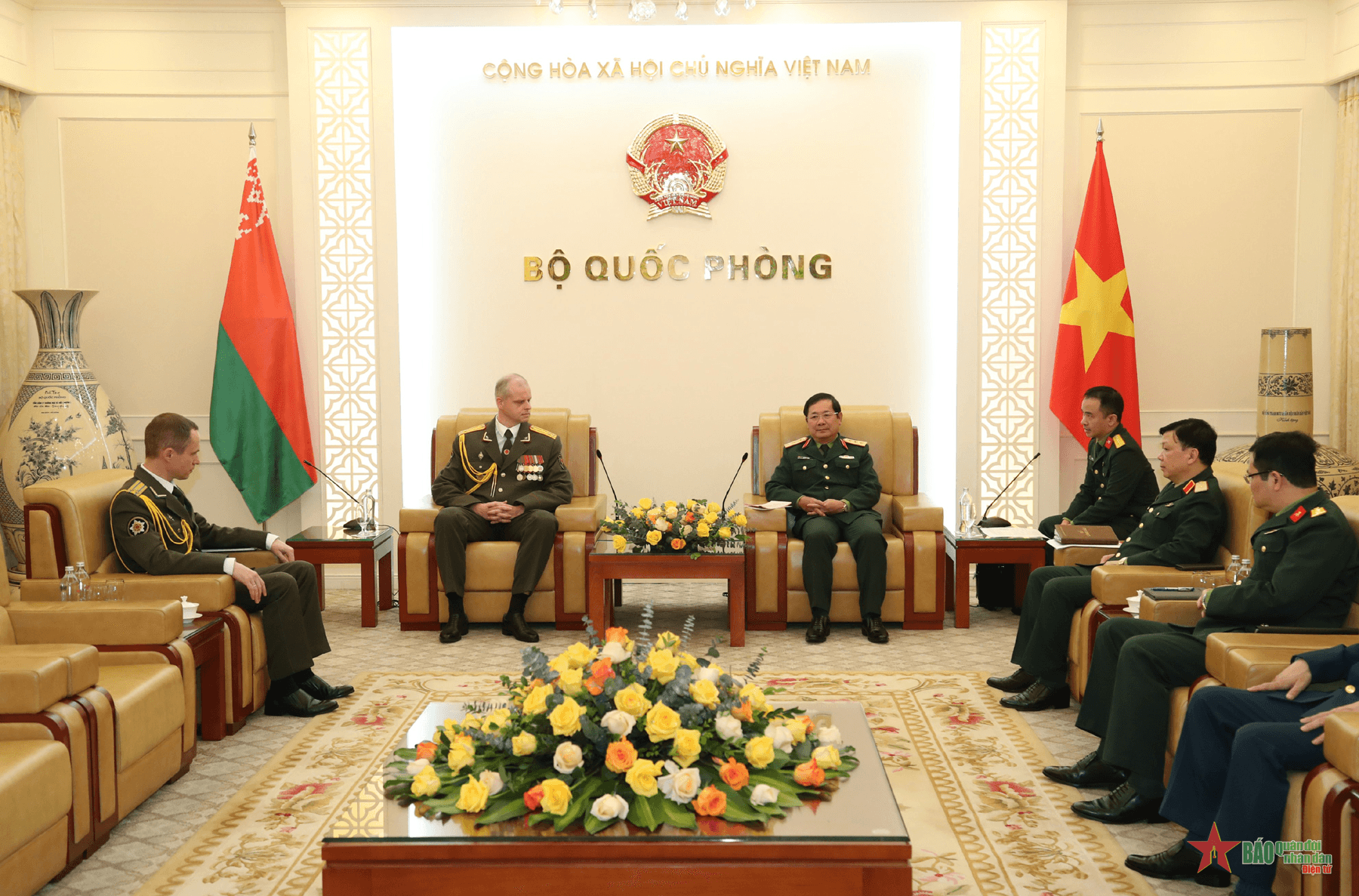 Thượng tướng Lê Huy Vịnh tiếp các Tùy viên Quốc phòng cũ và mới của Belarus
