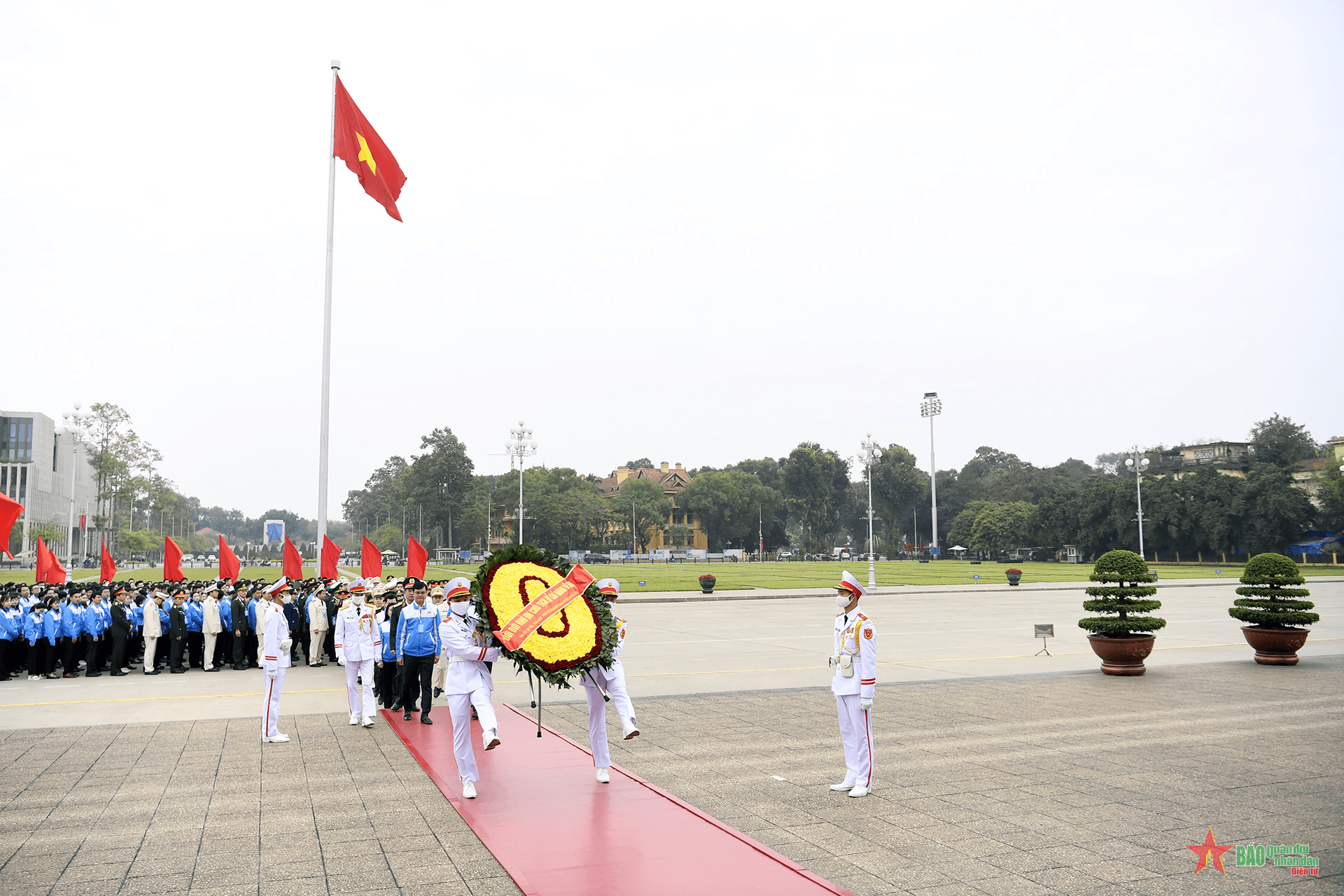 Các đại biểu dự Đại hội Đoàn toàn quốc lần thứ XII báo công và vào Lăng viếng Bác