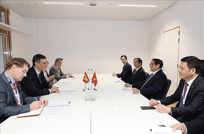 Thủ tướng Chính phủ Phạm Minh Chính gặp Thủ tướng Tây Ban Nha Pedro Sánchez Castejón