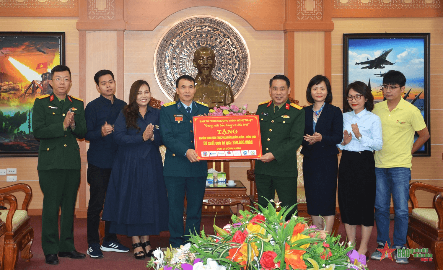 Trao quà tặng các gia đình chính sách thuộc Quân chủng Phòng không-Không quân