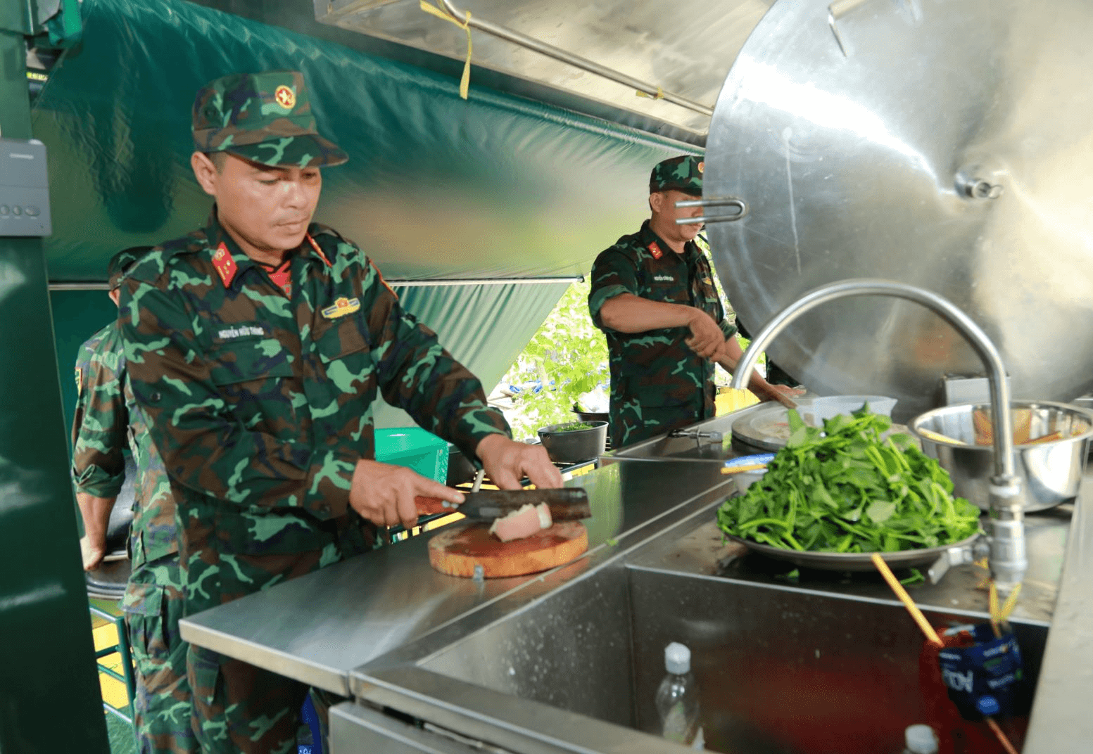 "Anh nuôi" góp sức giúp dân