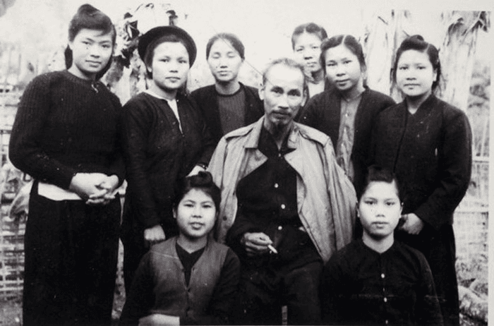 Ngày 26-12-1962, Chủ tịch Hồ Chí Minh chiêu đãi Đoàn đại biểu quân sự Liên Xô sang thăm nước ta