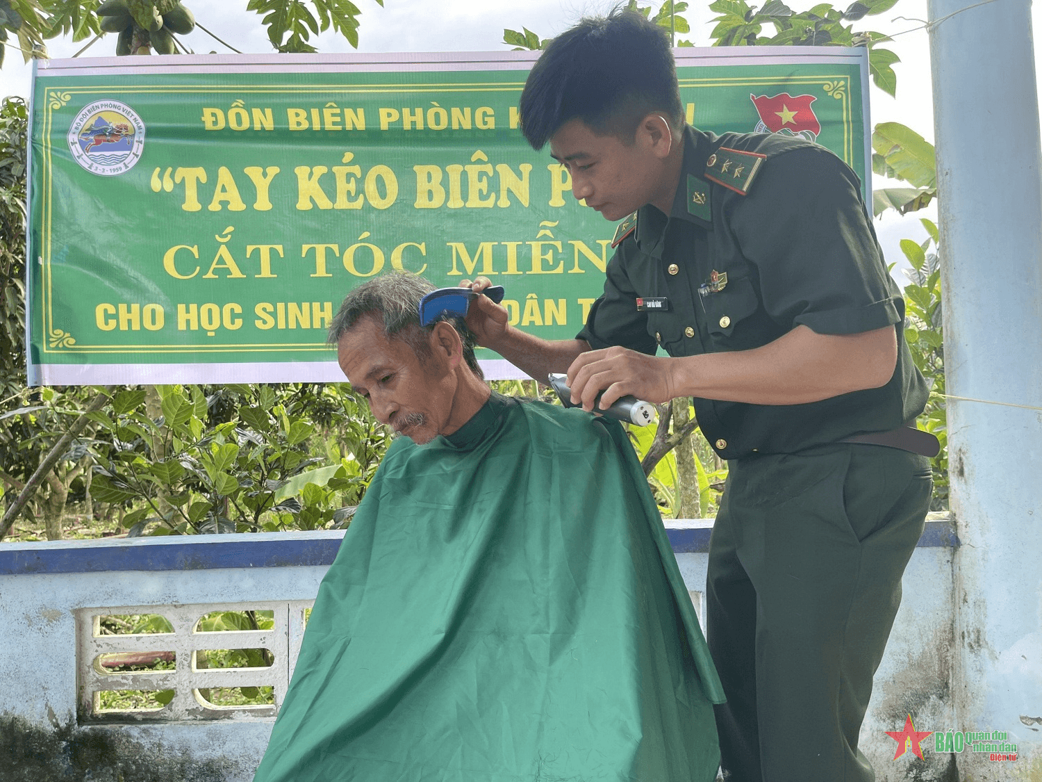 Tay kéo biên phòng gắn kết tình quân dân