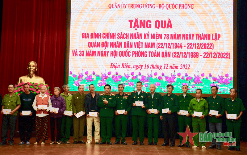 Đoàn công tác của Quân ủy Trung ương, Bộ Quốc phòng thăm, tặng quà gia đình chính sách tại tỉnh Điện Biên