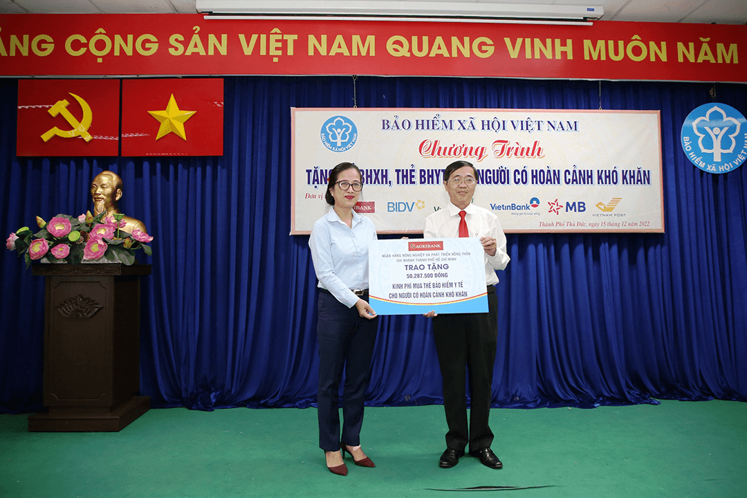 Agribank đồng hành cùng BHXH trao tặng sổ BHXH, thẻ BHYT cho người nghèo