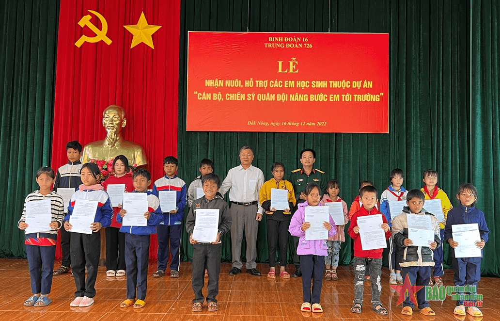 Trung đoàn 726 nhận nuôi, hỗ trợ các em học sinh thuộc dự án “Cán bộ, chiến sĩ Quân đội nâng bước em tới trường”
