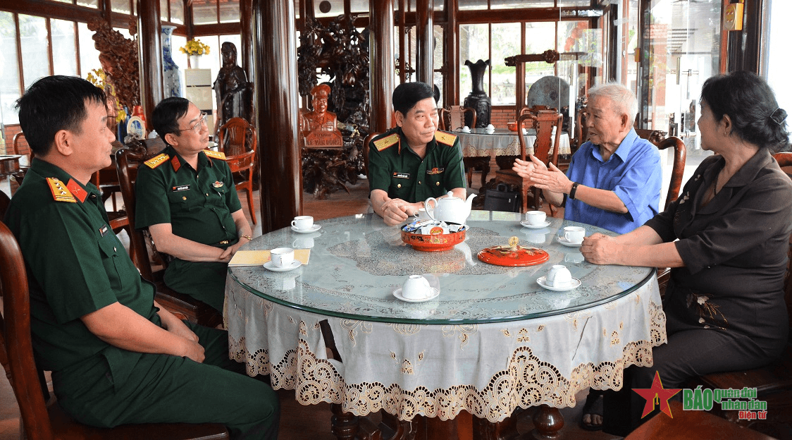 Đoàn công tác Tổng cục Chính trị thăm, tặng quà Đại tướng Lê Văn Dũng
