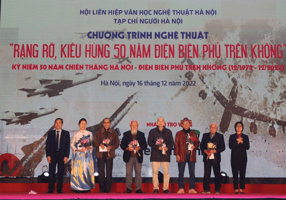“Rạng rỡ - Kiêu hùng: 50 năm Chiến thắng Hà Nội – Điện Biên Phủ trên không”