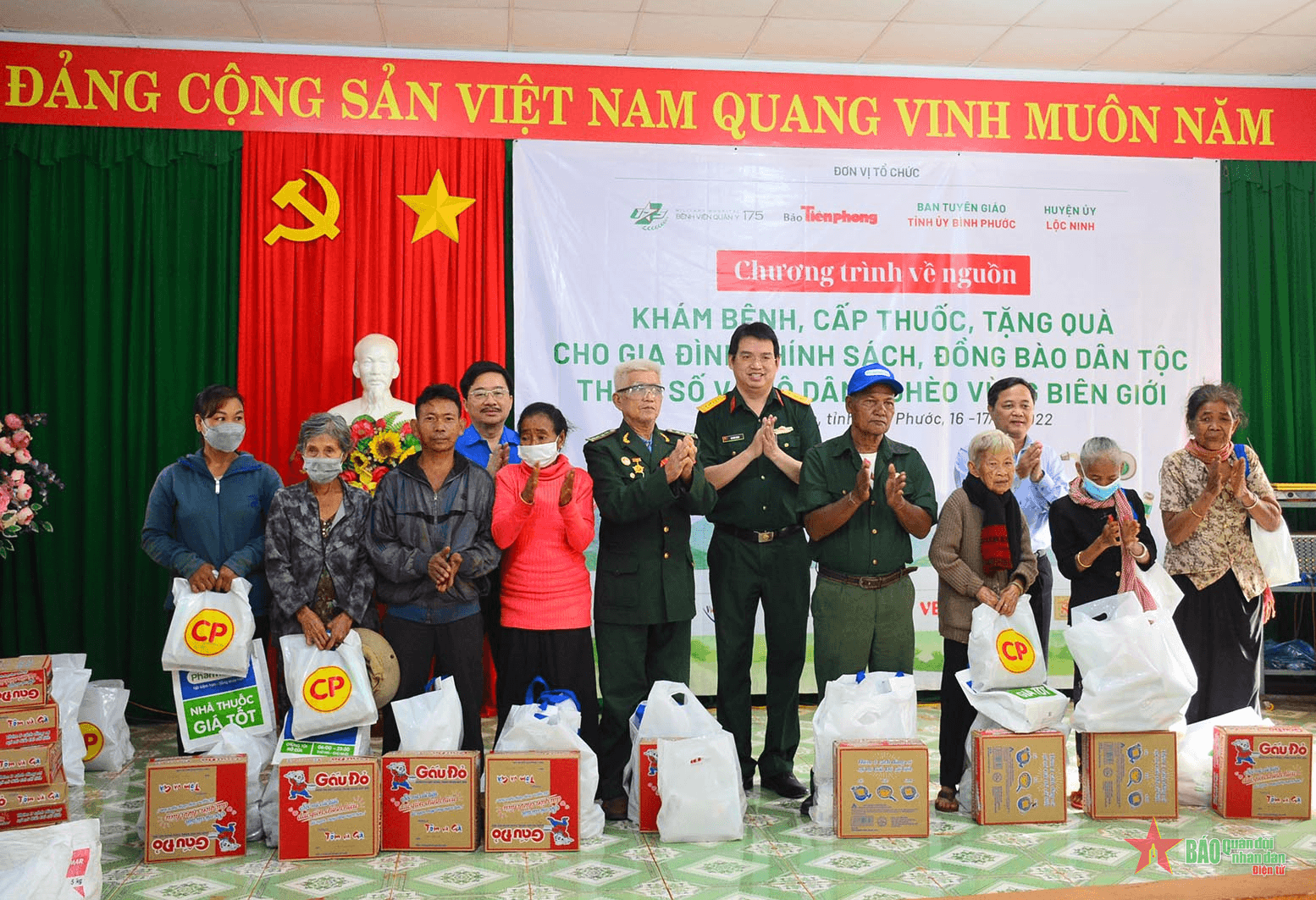 Thầy thuốc Bệnh viện Quân y 175 khám bệnh, cấp thuốc cho đồng bào vùng biên giới Bình Phước