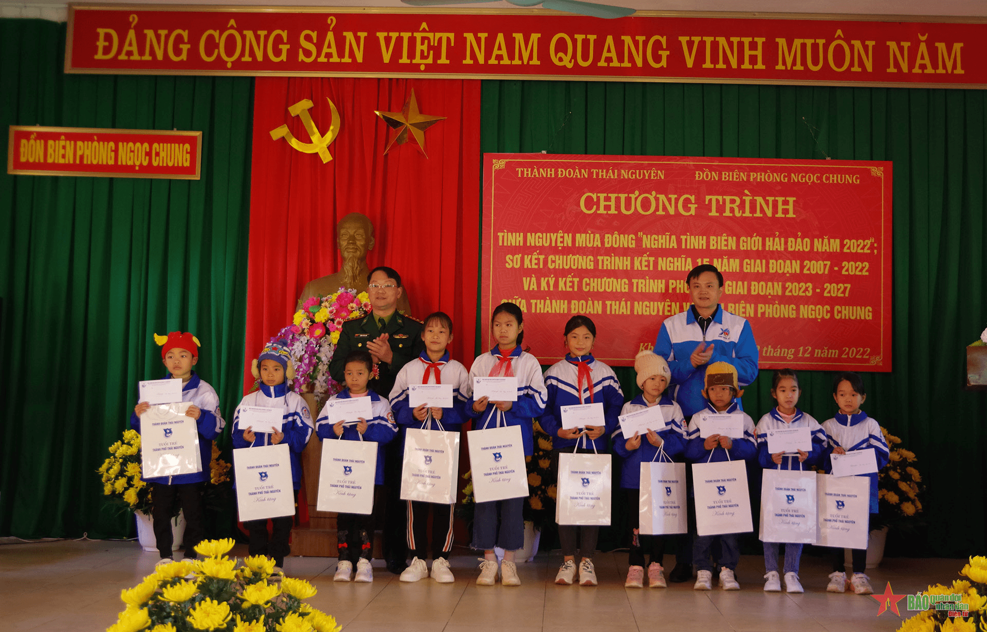 Tình nguyện mùa đông “Nghĩa tình biên giới hải đảo năm 2022”