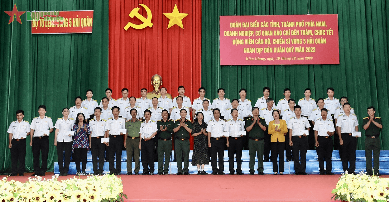 Đoàn công tác Vùng 5 Hải quân đi thăm, chúc Tết quân và dân trên các đảo Tây Nam