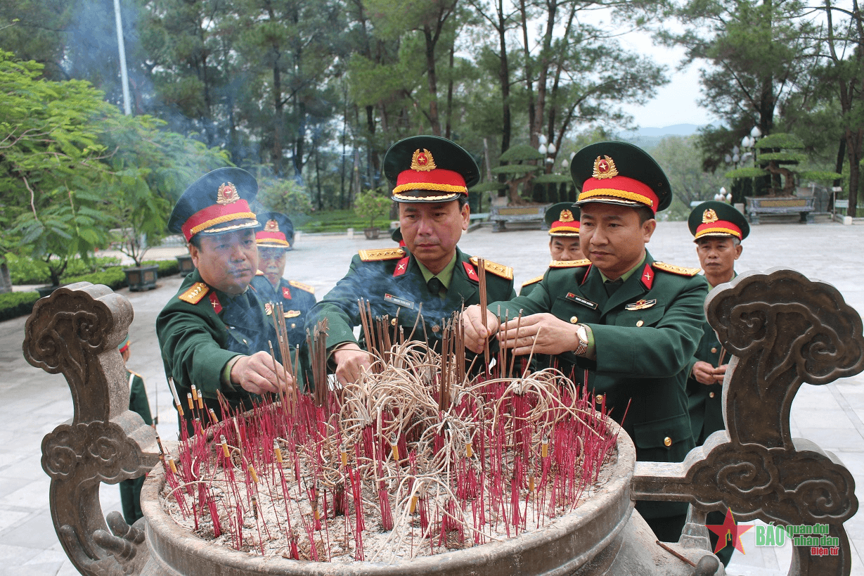 Tổng cục Chính trị Quân đội nhân dân Việt Nam dâng hương tại Nghĩa trang liệt sĩ Quốc gia Trường Sơn