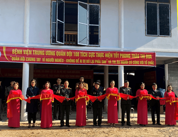 Bàn giao hai nhà tình nghĩa tặng gia đình chính sách tại huyện Phú Lương, tỉnh Thái Nguyên