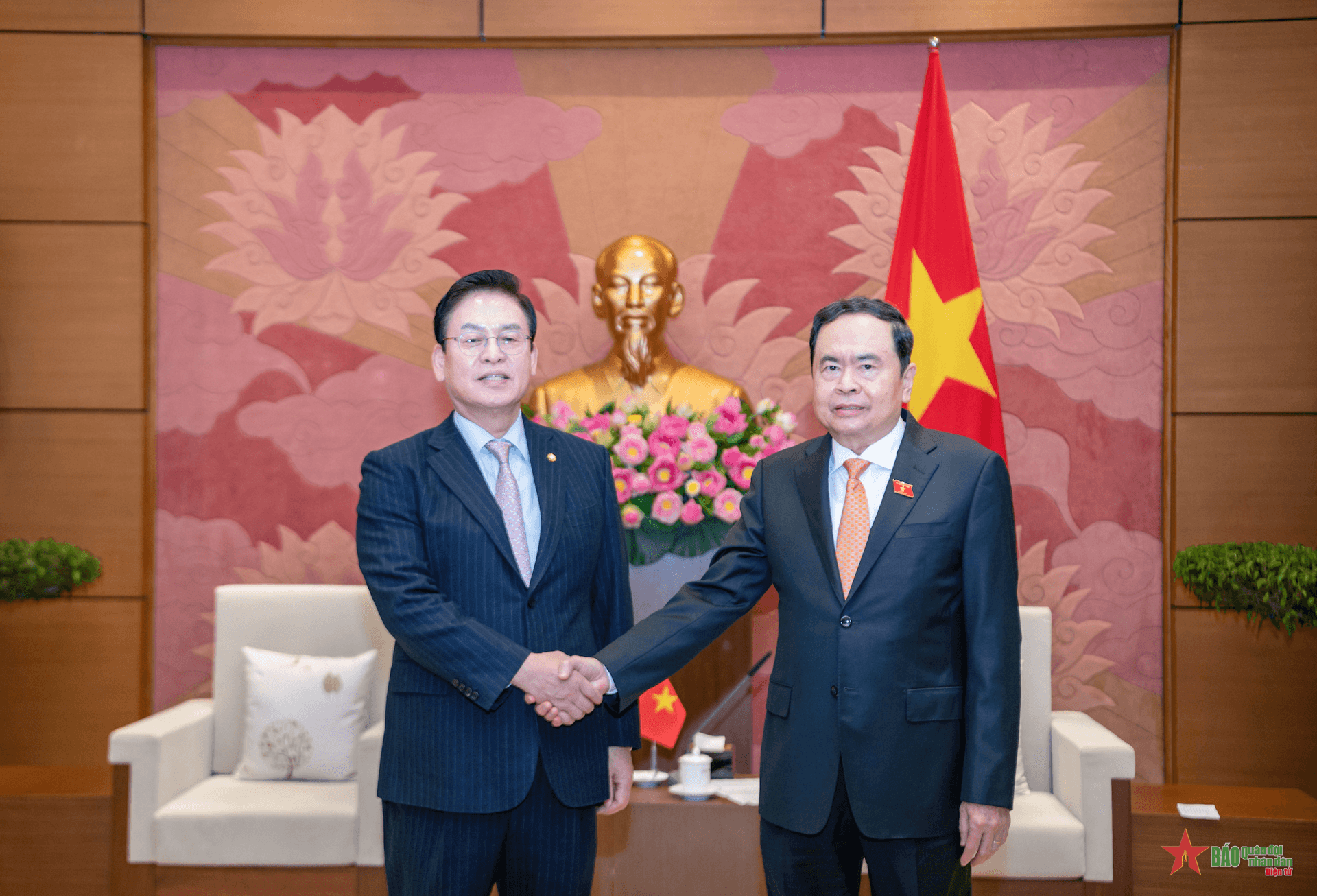 Phó chủ tịch Thường trực Quốc hội Trần Thanh Mẫn tiếp Phó chủ tịch Quốc hội Hàn Quốc Chung Woo Taik