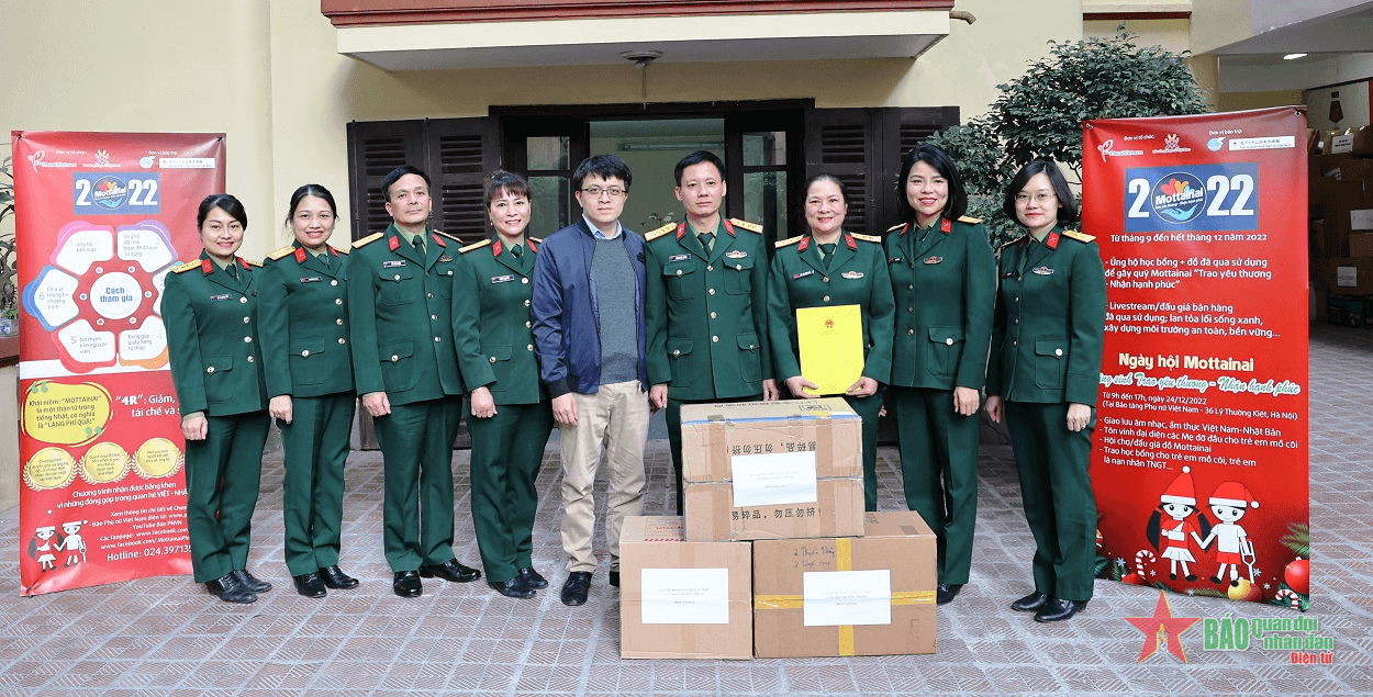 Trao quà lan tỏa yêu thương