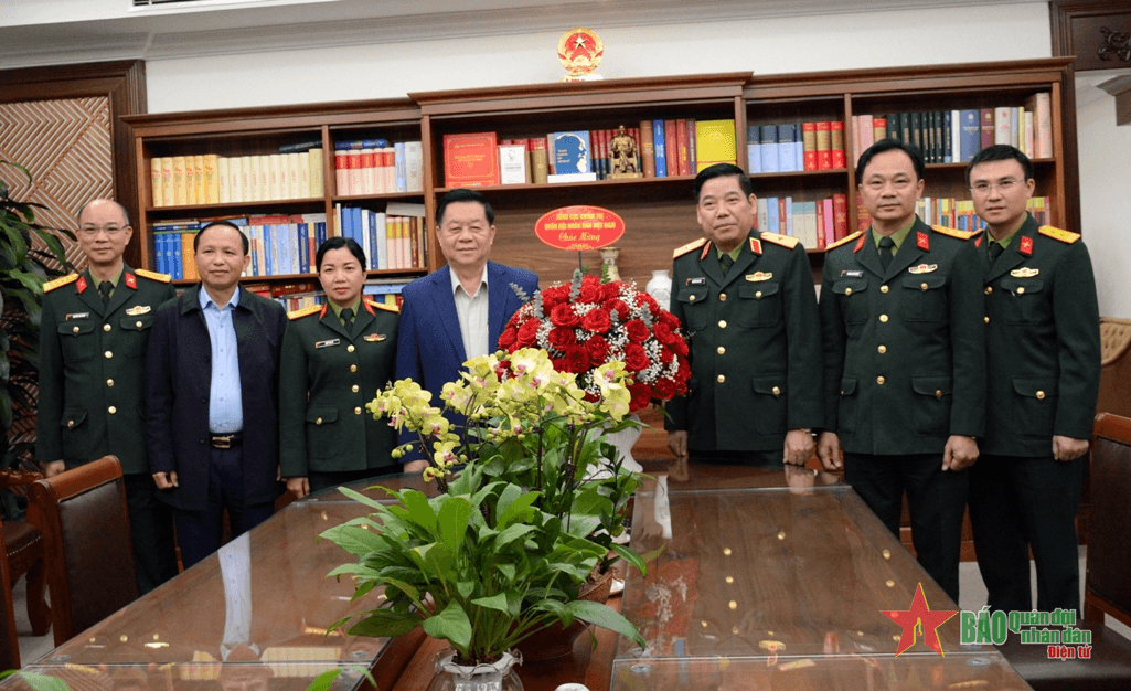 Lãnh đạo Tổng cục Chính trị thăm, tặng quà đồng chí Nguyễn Trọng Nghĩa