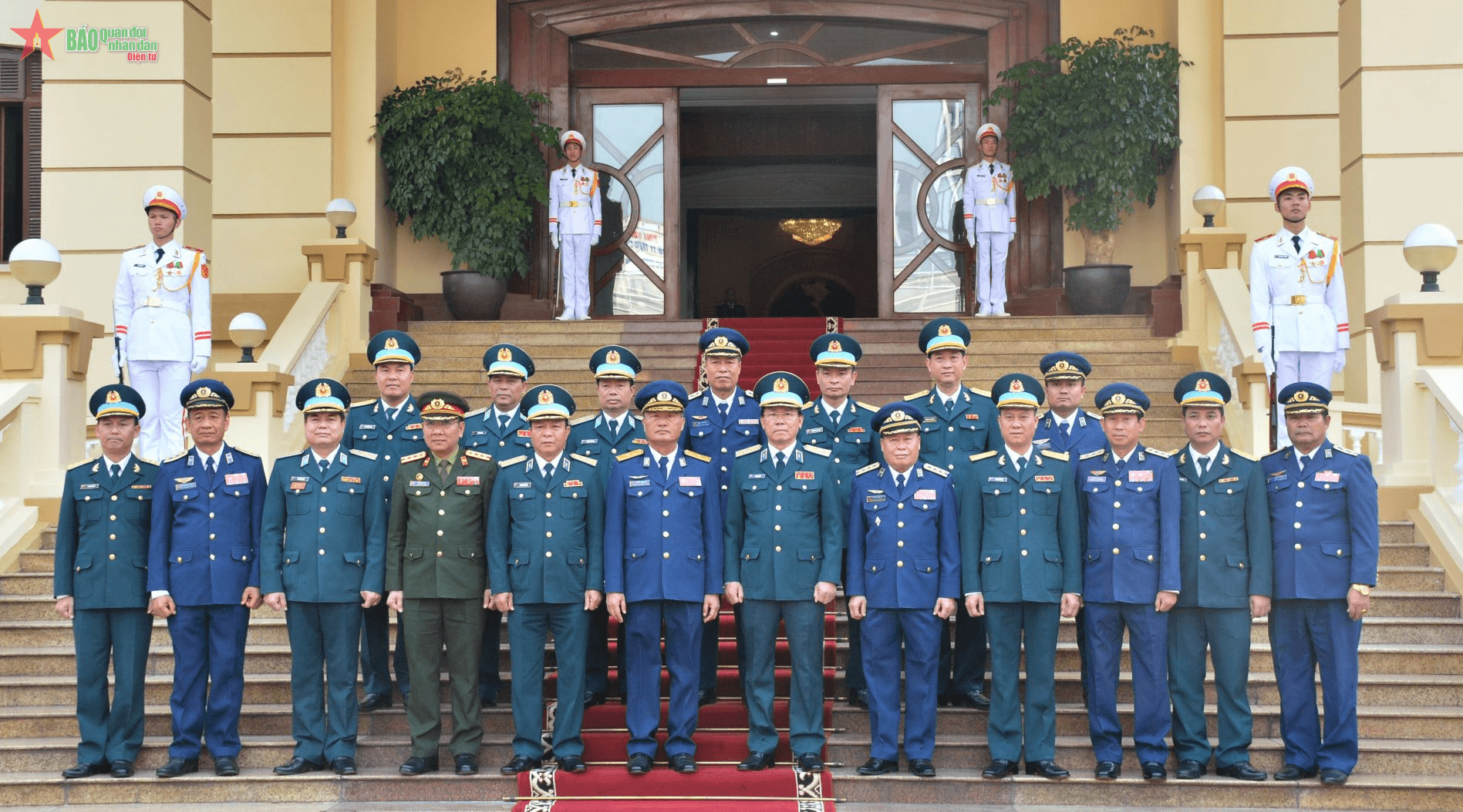 Trung tướng Vũ Văn Kha đón, làm việc với Tư lệnh Không quân Lào
