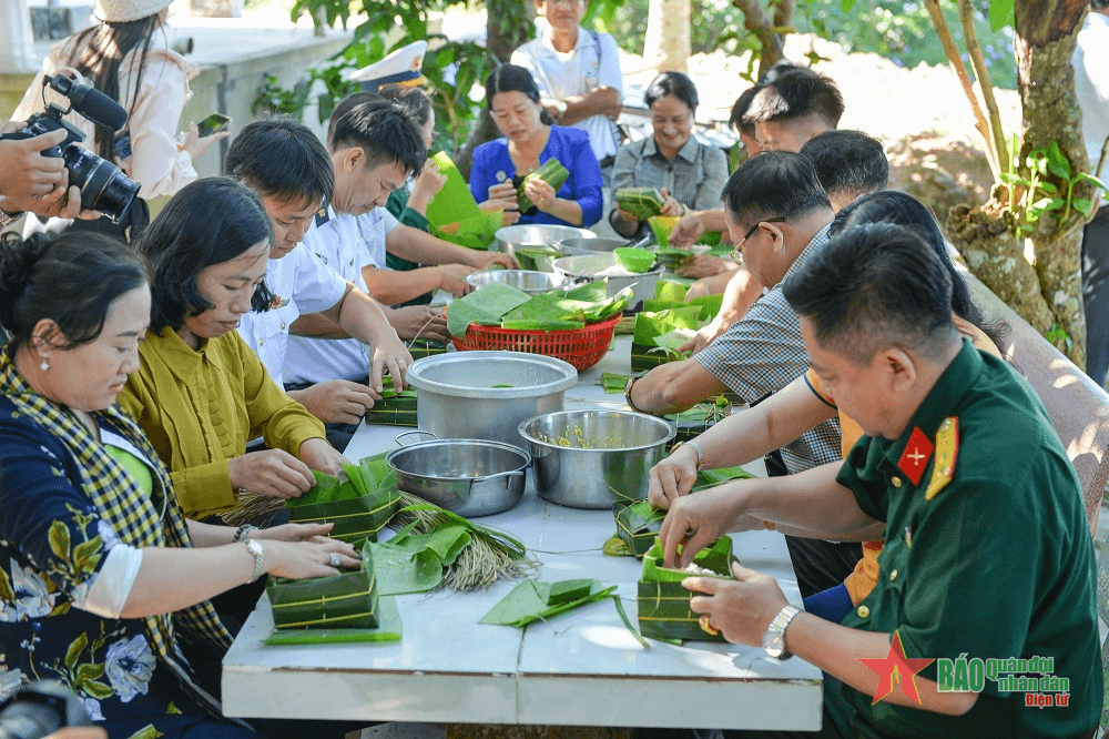Mang sắc xuân từ các địa phương tới quân và dân trên quần đảo Nam Du