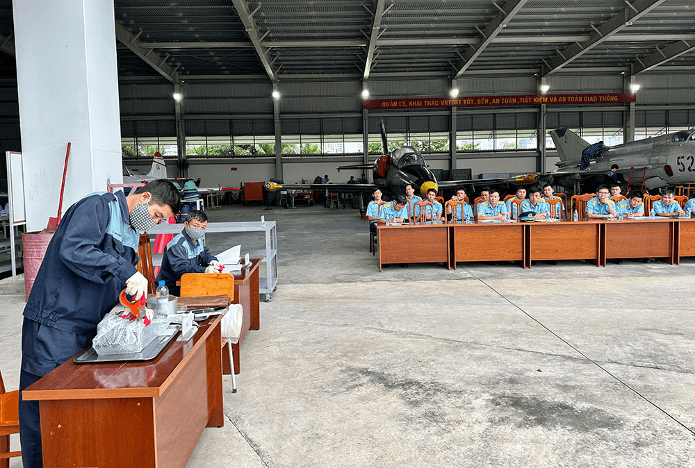 Trường Sĩ quan Không quân tổ chức “kiểm kê mẫu” vũ khí, trang thiết bị