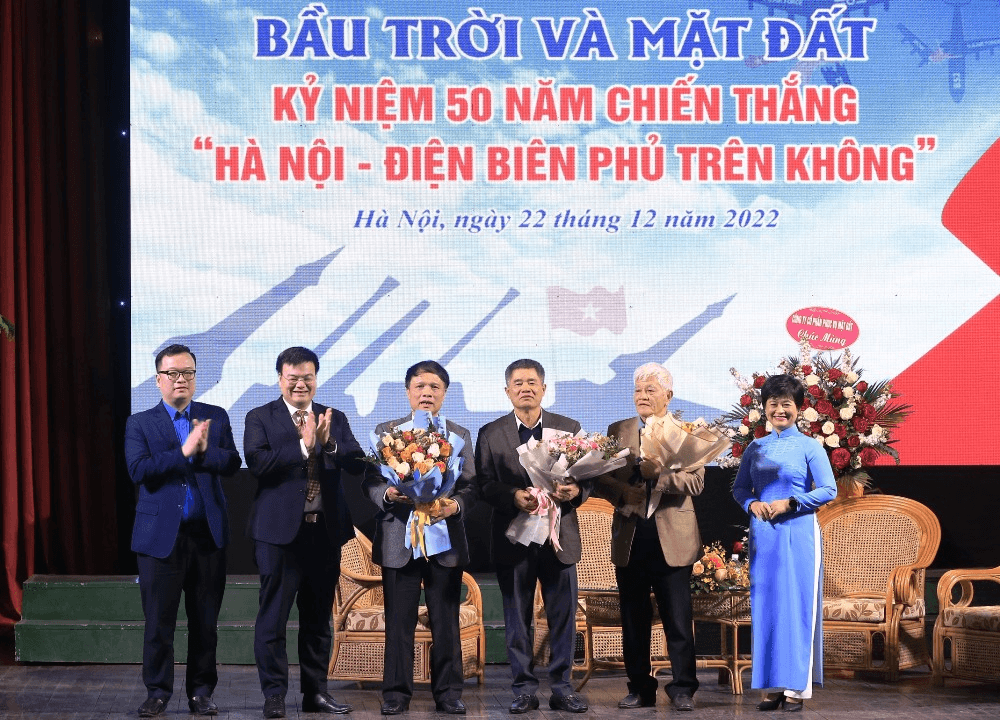 Gặp gỡ nhân chứng lịch sử kỷ niệm Chiến thắng "Hà Nội - Điện Biên Phủ trên không"