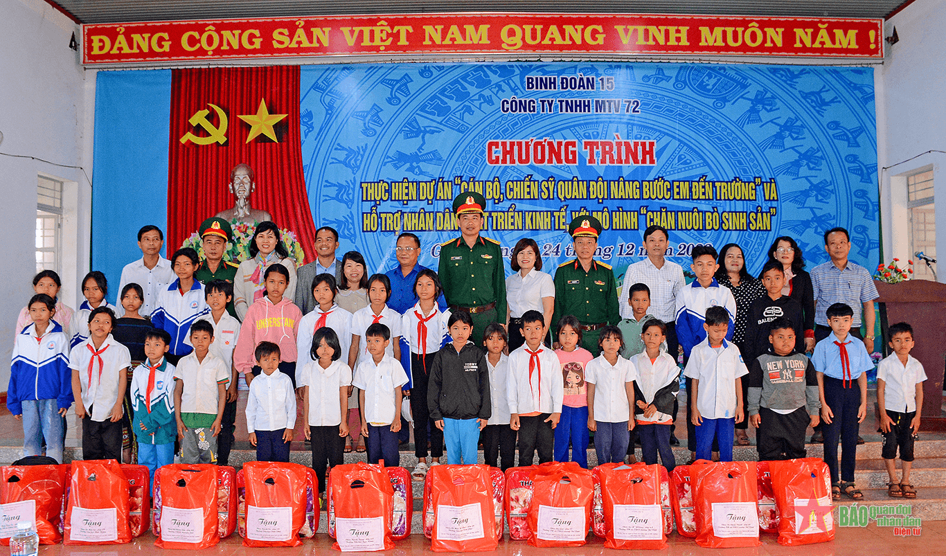 Công ty 72 (Binh đoàn 15) hỗ trợ học sinh và nhân dân vùng dân tộc thiểu số