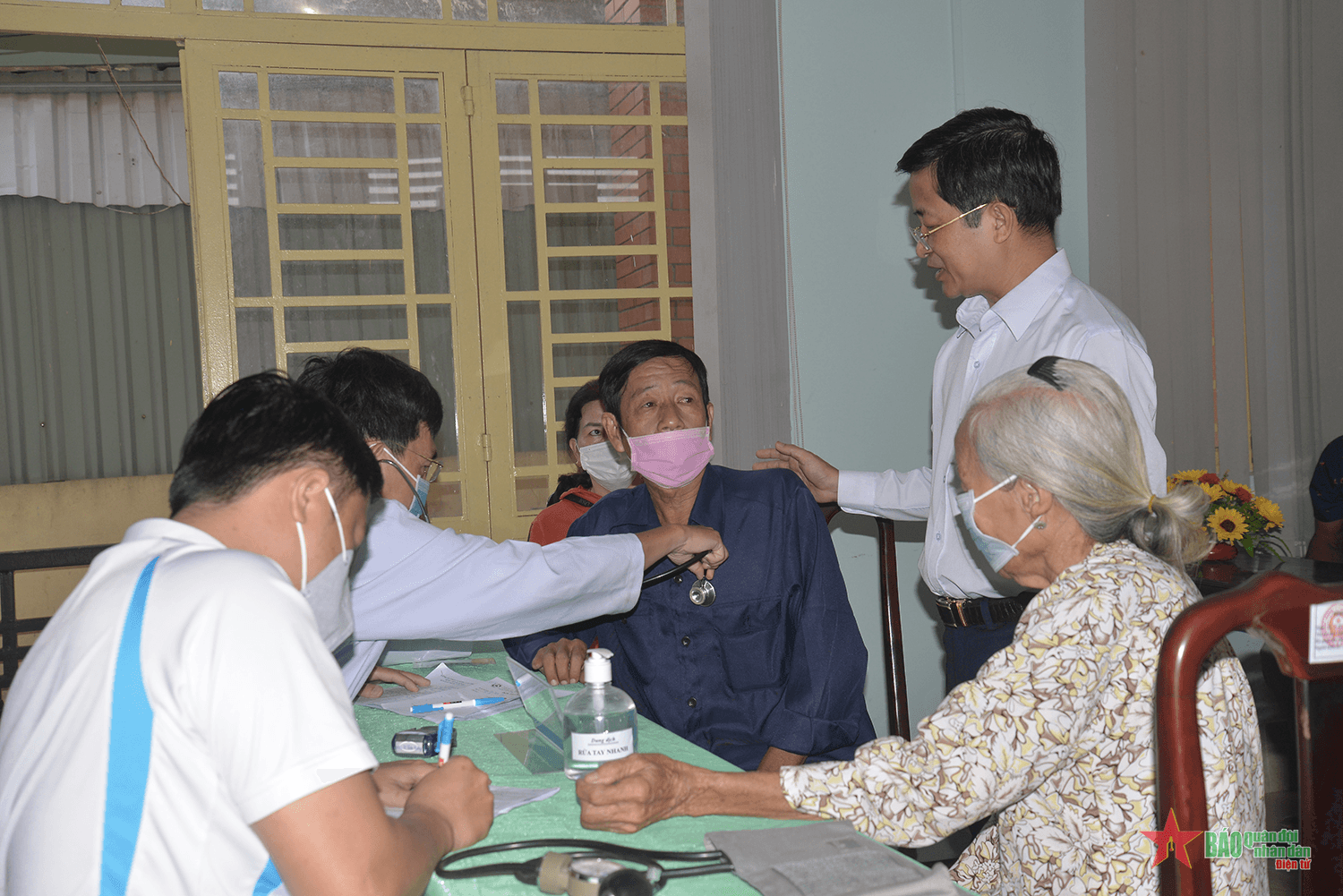 200 người dân được tặng quà và khám bệnh, cấp thuốc miễn phí trong Chương trình Tết quân-dân