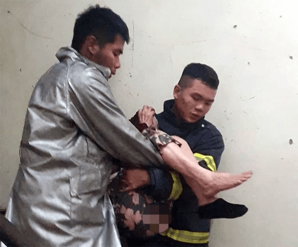 Cháy chung cư ở Hà Đông, cảnh sát cứu thoát 11 người