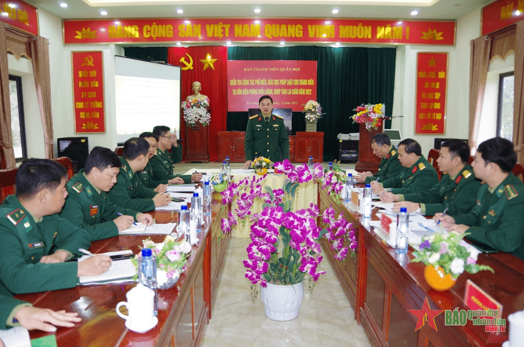 Kiểm tra công tác phổ biến, giáo dục pháp luật cho thanh niên tại Đồn Biên phòng Huổi Luông