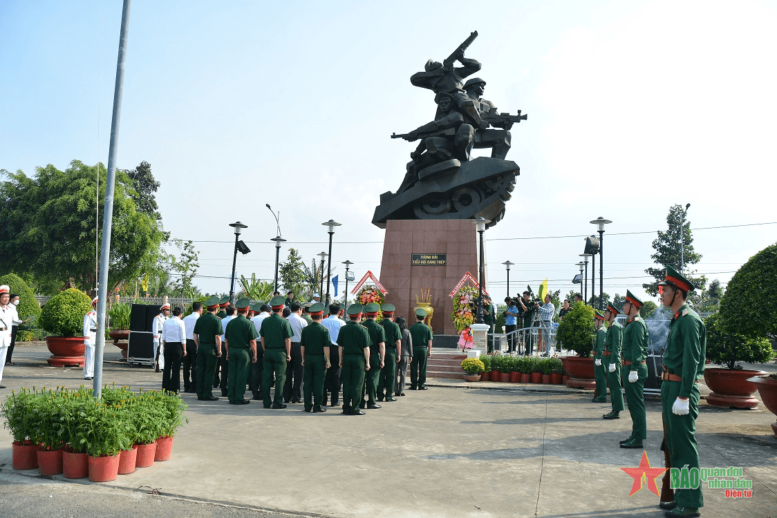 Ban chỉ đạo Hội thảo khoa học về Chiến thắng Ấp Bắc dâng hương tại khu Di tích Chiến thắng Ấp Bắc