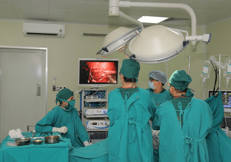 Phẫu thuật bóc ổ cặn màng phổi nghi do di chứng Covid-19