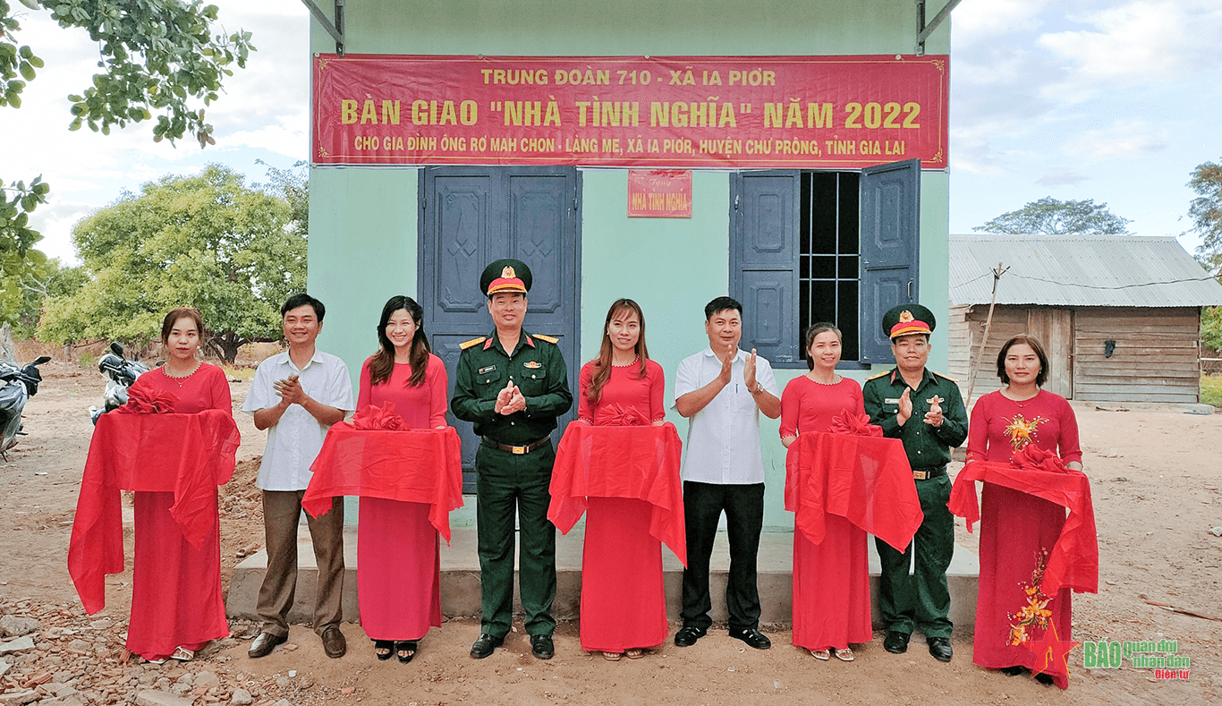 Các đơn vị Binh đoàn 15 trao nhà, bò giống sinh sản tặng nhân dân
