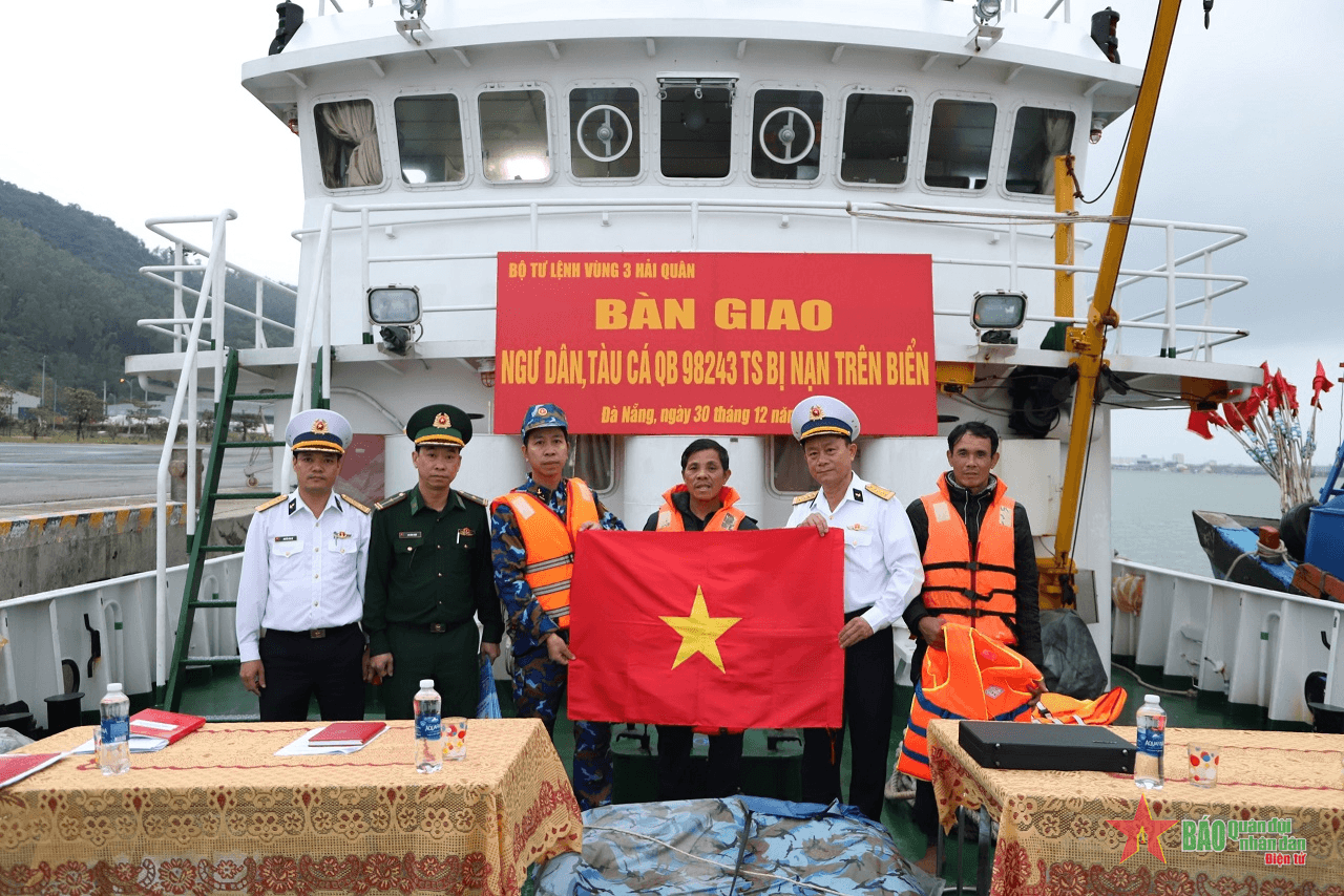 Vùng 3 Hải quân, cứu nạn tàu cá ngư dân QB 98243
