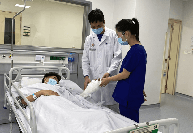 Bệnh viện Trung ương Quân đội 108: Cảnh báo việc sử dụng pháo nổ tự chế