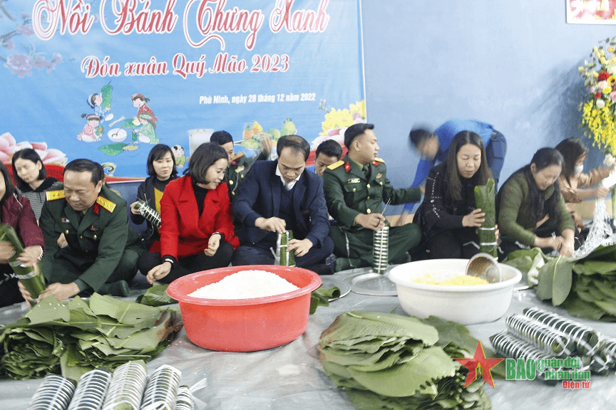 Bánh chưng xanh ấm lòng chiến sĩ