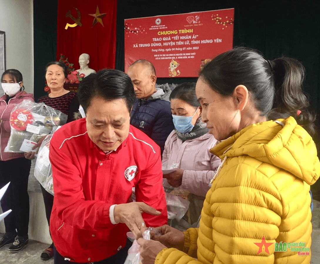Ấm áp những món quà xuân trao tặng người nghèo, người có hoàn cảnh khó khăn
