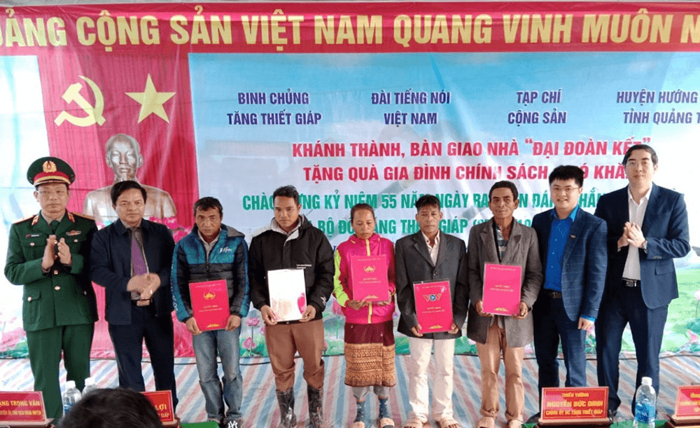 Binh chủng Tăng thiết giáp bàn giao nhà “Đại đoàn kết” tại Quảng Trị